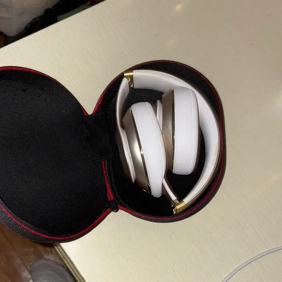 Beats by Dre Over-Ear Headphones Black and Red - Picture 2 of 5